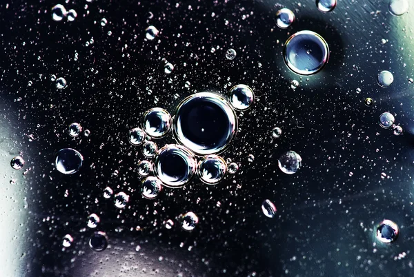 Gotas de óleo na água . — Fotografia de Stock