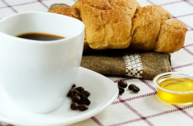 ay çöreği, kahve, süt ve bal ile Kahvaltı.