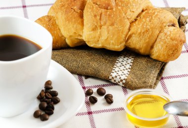 ay çöreği, kahve, süt ve bal ile Kahvaltı.