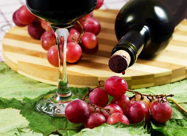Red wine and grapes. — Stock Photo, Image
