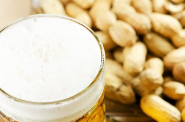 bardak bira fıstık ile.