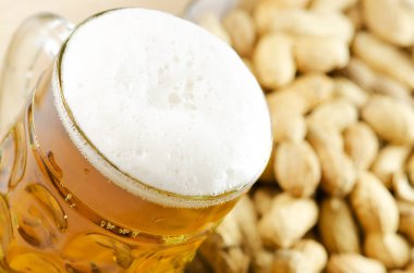 bardak bira fıstık ile.