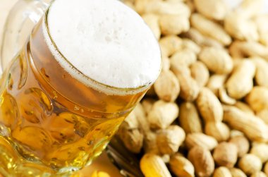 bardak bira fıstık ile.