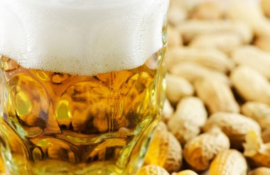 bardak bira fıstık ile.