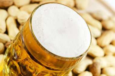 bardak bira fıstık ile.