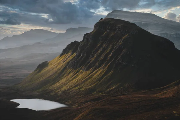키라 잉 (Quiraing) - 스코틀랜드 스카이 섬. 이정표 위로 떠오르는 태양, 가을 2021, 영국. — 스톡 사진