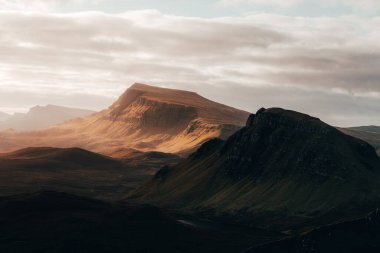 Quiraing - Skye Adası, İskoçya 'nın insansız hava aracı görüntüsü. Gündoğumu, Sonbahar 2021