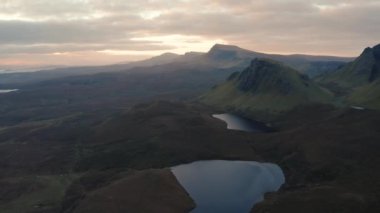 2021 sonbaharında Skye Adası 'ndaki Quiraing ve çevre bölgelerin hava görüntüsü.