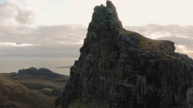 2021 sonbaharında Skye Adası 'ndaki Quiraing ve çevre bölgelerin hava görüntüsü.