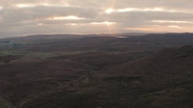 2021 sonbaharında Skye Adası 'ndaki Quiraing ve çevre bölgelerin hava görüntüsü.