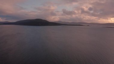 Gün batımında küçük adalar ve Skye adaları boyunca uçan tava.