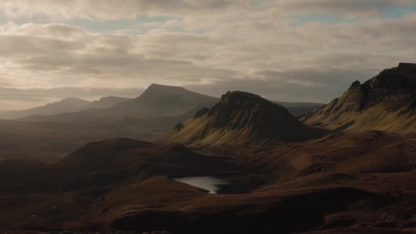 Luchtfoto van de Quiraing en omgeving in Isle of Skye, herfst 2021 — Stockvideo