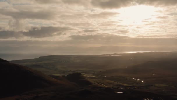 2021 sonbaharında Skye Adası 'ndaki Quiraing ve çevre bölgelerin hava görüntüsü. — Stok video