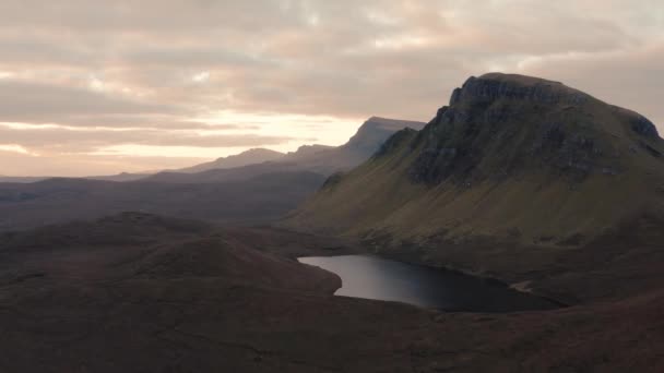 Aerial view of the Quiraing and surrounding areas in Isle of Skye, Autumn 2021 — 图库视频影像