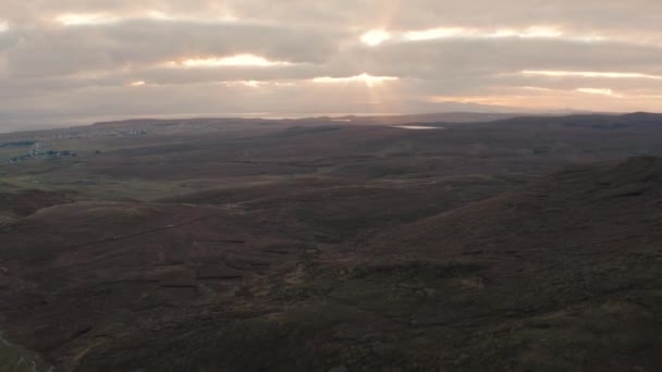 Letecký pohled na Quiraing a okolí ostrova Skye, podzim 2021 — Stock video