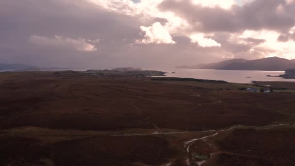 Belas vistas aéreas da costa da Ilha de Skye durante o pôr do sol após a chuva — Vídeo de Stock