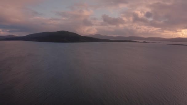 Aerial pan across the isle of skye coast and small islands during sunset — Vídeo de Stock