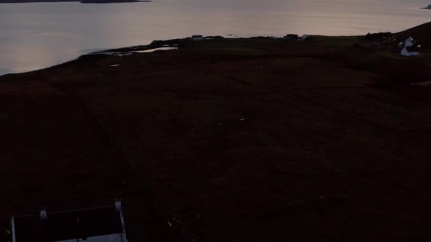 Isle of Skye kust en Noordzee luchtfoto drone uitzicht bij zonsondergang — Stockvideo