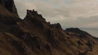 2021 sonbaharında Skye Adası 'ndaki Quiraing ve çevre bölgelerin hava görüntüsü.