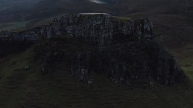 2021 sonbaharında Skye Adası 'ndaki Quiraing ve çevre bölgelerin hava görüntüsü.