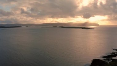 Gün batımında Godrays ile Skye Adası 'nın güzel hava manzarası