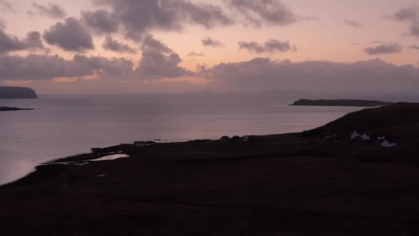 Ilha de Skye costa e mar do Norte vista drone aéreo ao pôr do sol — Vídeo de Stock