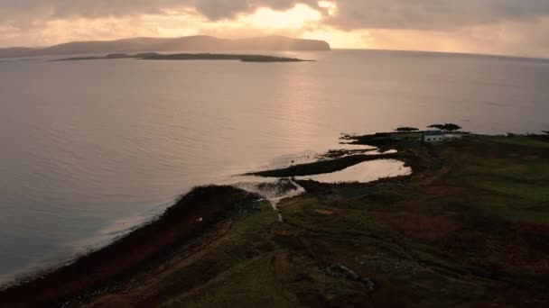 Stunning views of the Isle of Skye coast with low clouds and pink sunset — Vídeo de Stock