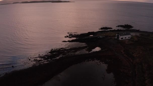 Revelação aérea de ilhas ao largo da costa da Ilha de Skye ao pôr do sol — Vídeo de Stock