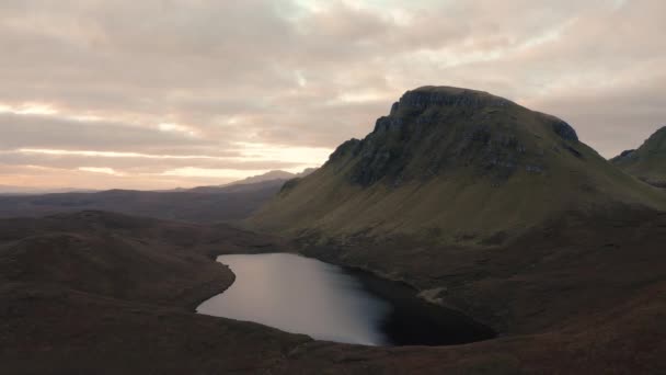 Aerial view of the Quiraing and surrounding areas in Isle of Skye, Autumn 2021 — Wideo stockowe