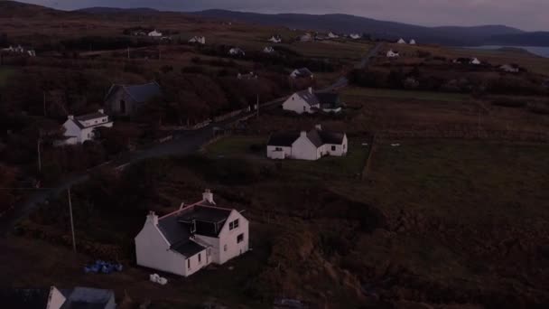 Casas y Cabañas a lo largo de la costa de la Isla de Skye, Vista aérea al atardecer — Vídeo de stock
