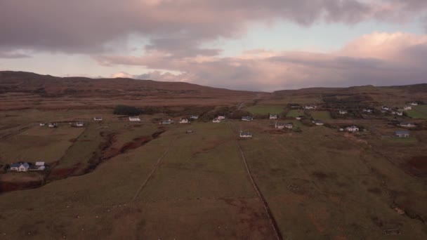 Eiland Skye huizen en huisjes genomen van boven tijdens zonsondergang in het najaar van 2021 — Stockvideo