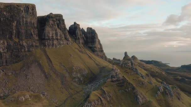 2021 sonbaharında Skye Adası 'ndaki Quiraing ve çevre bölgelerin hava görüntüsü. — Stok video