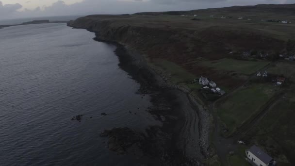 Isle of Skye kust en Noordzee luchtfoto drone uitzicht bij zonsondergang — Stockvideo