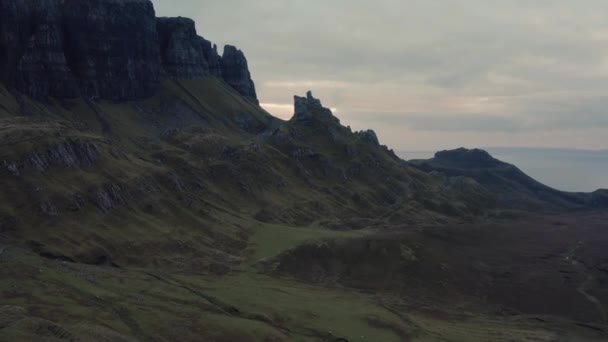 Luchtfoto van de Quiraing en omgeving in Isle of Skye, herfst 2021 — Stockvideo