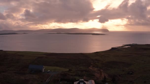 Krásný letecký pohled na pobřeží ostrova Skye při západu slunce s Godrays — Stock video