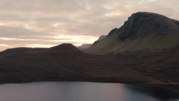 Vista aérea del Quiraing y sus alrededores en Isla de Skye, otoño de 2021 — Vídeos de Stock