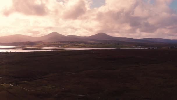 Gün batımında insansız hava aracı kullanarak Skye Adası 'nın göz kamaştırıcı manzarası. — Stok video