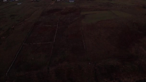 Ujawnienie domów i domków na Wyspie Skye podczas zachodu słońca jesienią — Wideo stockowe