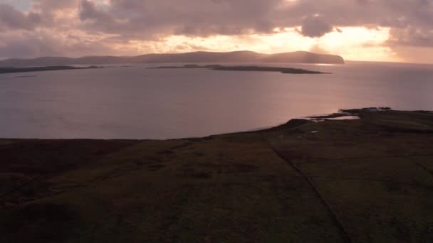 Beautiful aerial view of Isle of Skye coast at sunset with godrays — стоковое видео