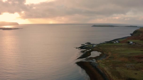 Impresionantes vistas de la costa de la Isla de Skye con nubes bajas y puesta de sol rosa — Vídeo de stock