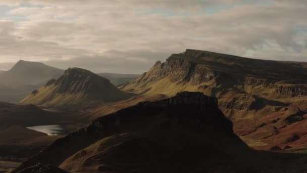 Aerial view of the Quiraing and surrounding areas in Isle of Skye, Autumn 2021 — Vídeo de Stock