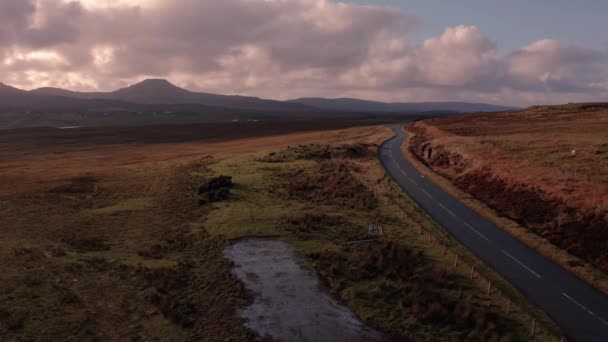 Trafiğin ve çarpıcı dağların hava manzarası, Sonbaharda günbatımında Skye Adası — Stok video
