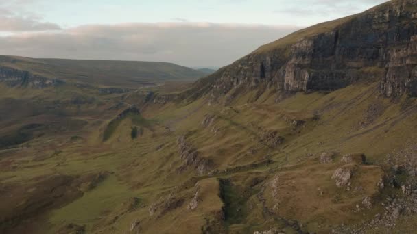 Luftaufnahme der Quiraing und Umgebung in Isle of Skye, Herbst 2021 — Stockvideo