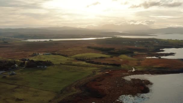 Drona przelatująca nad spokojnym jeziorem podczas wschodu słońca na Wyspie Skye — Wideo stockowe
