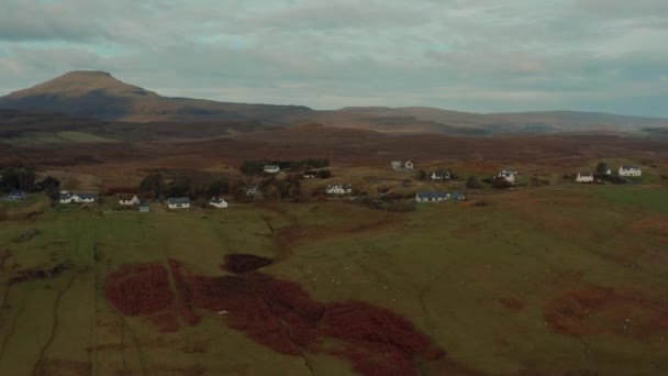 Vista aérea de pequeñas cabañas y terrenos agrícolas en la Isla de Skye, Escocia 2021 — Vídeos de Stock