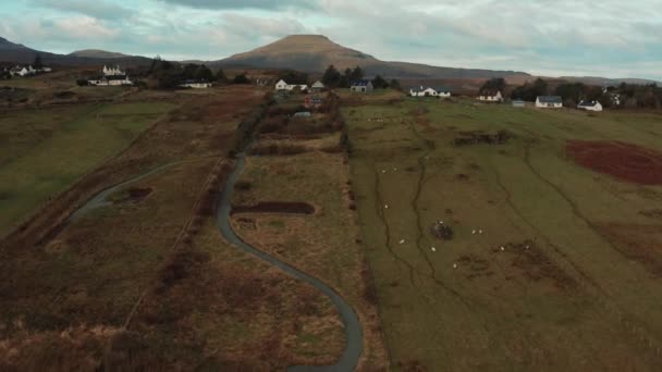 Légi felvétel kis házak és mezőgazdasági földterületek a Skye-szigeten, Skócia 2021 — Stock videók