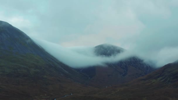 Vista aérea del dron de Sligachan en la isla de Skye, montañas con nubes a su alrededor en una fría mañana brumosa — Vídeos de Stock