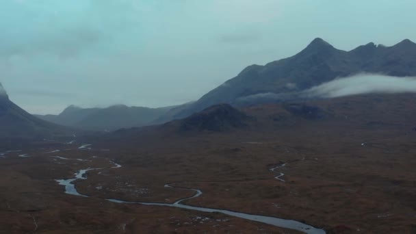 Widok z lotu ptaka na Sligachan na wyspie Skye, góry z chmurą wokół nich w chłodny mglisty poranek — Wideo stockowe