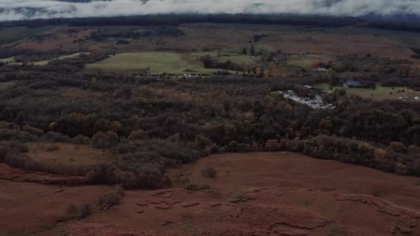 Pasmo górskie Ben Nevis otoczone chmurami o wschodzie słońca - zdjęcia lotnicze 4k — Wideo stockowe