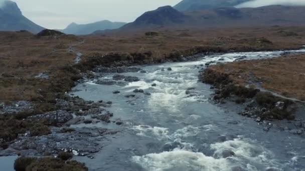 Sligachan Old Bridge and river, aerial drone footage early morning on foggy day — ストック動画
